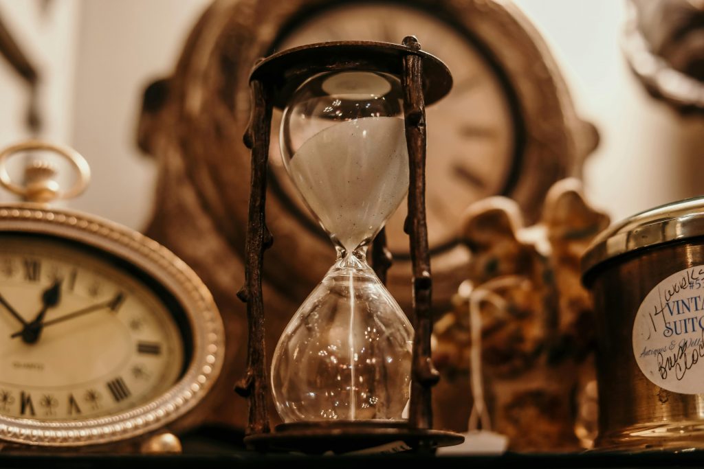 In der Mitte eine Sanduhr.
Drum herum andere, ältere Uhren.