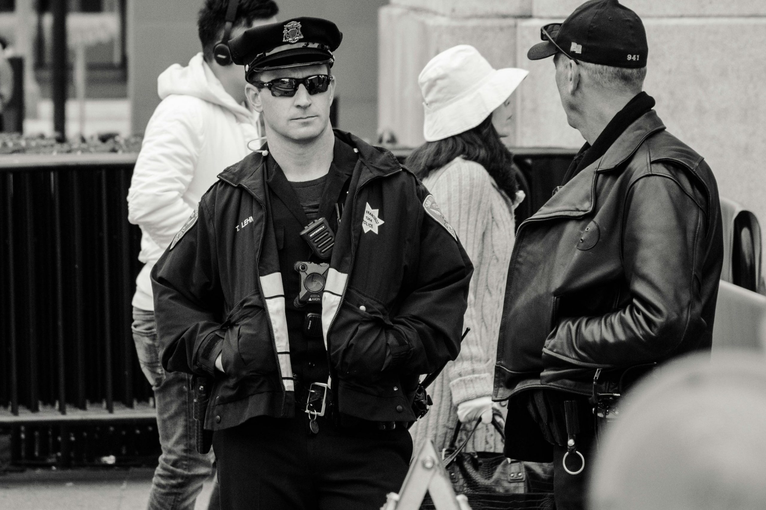 zwei Securities oder Polizisten oder Sheriffs