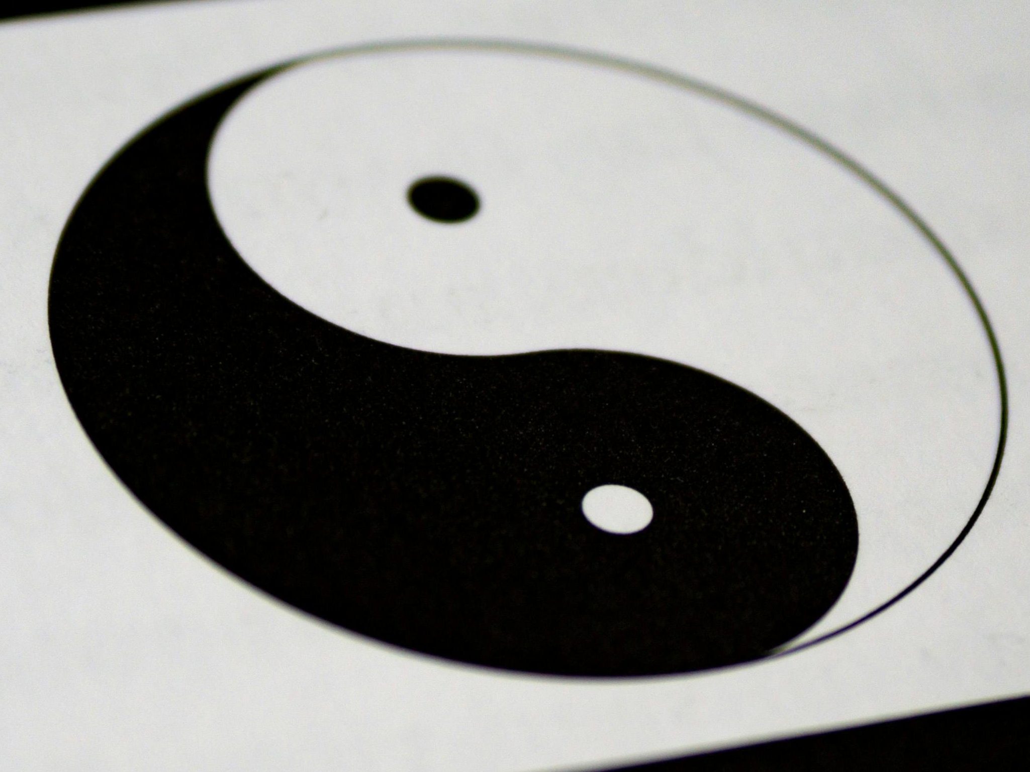 ein schwarz-weißes Yin-Yang-Zeichen