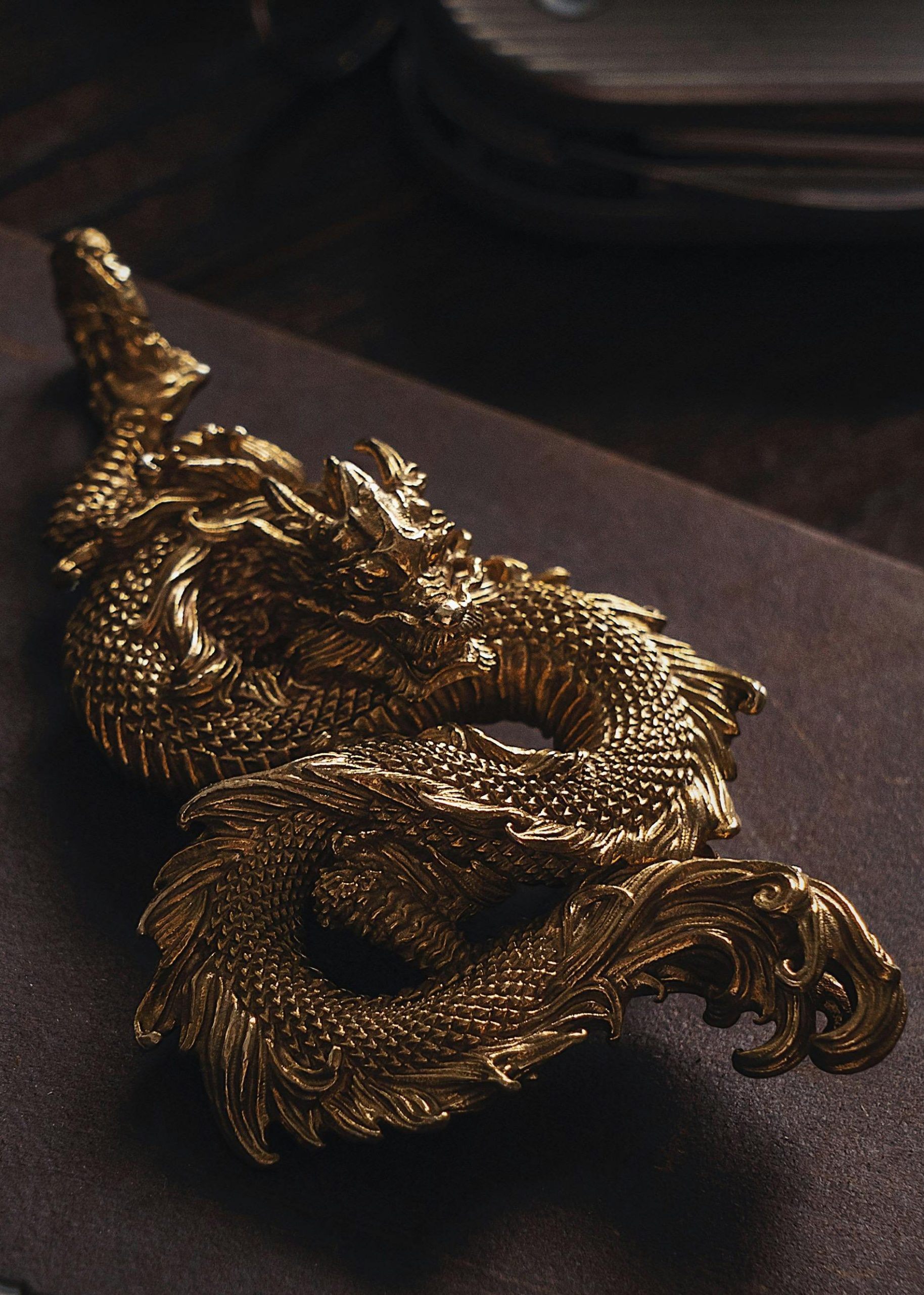 eine kleine, goldene Drachenfigur