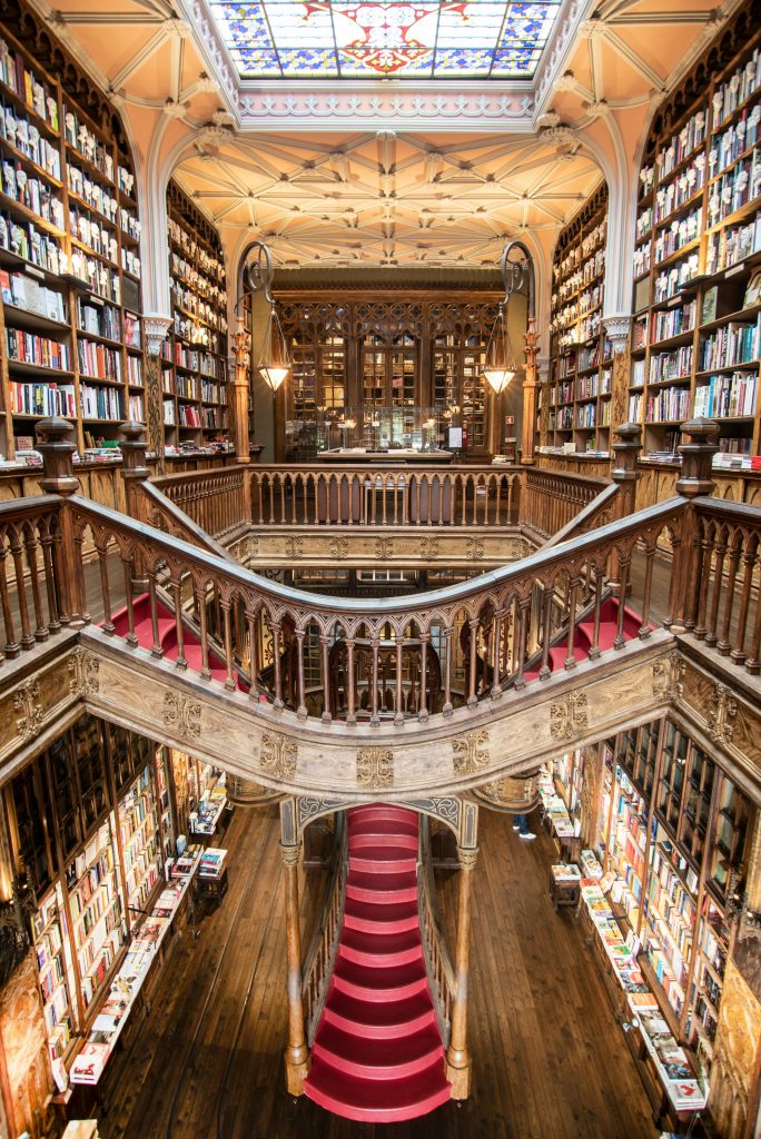 eine prachtvolle Bibliothek mit vielen Büchern und Treppen mit roten Stufen