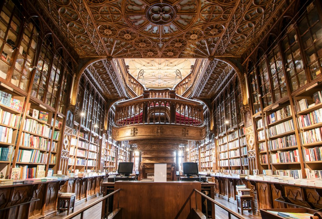 eine Bibliothek: die Menge an Büchern ist überwältigend, aber der Raum ist edel und ästhetisch
