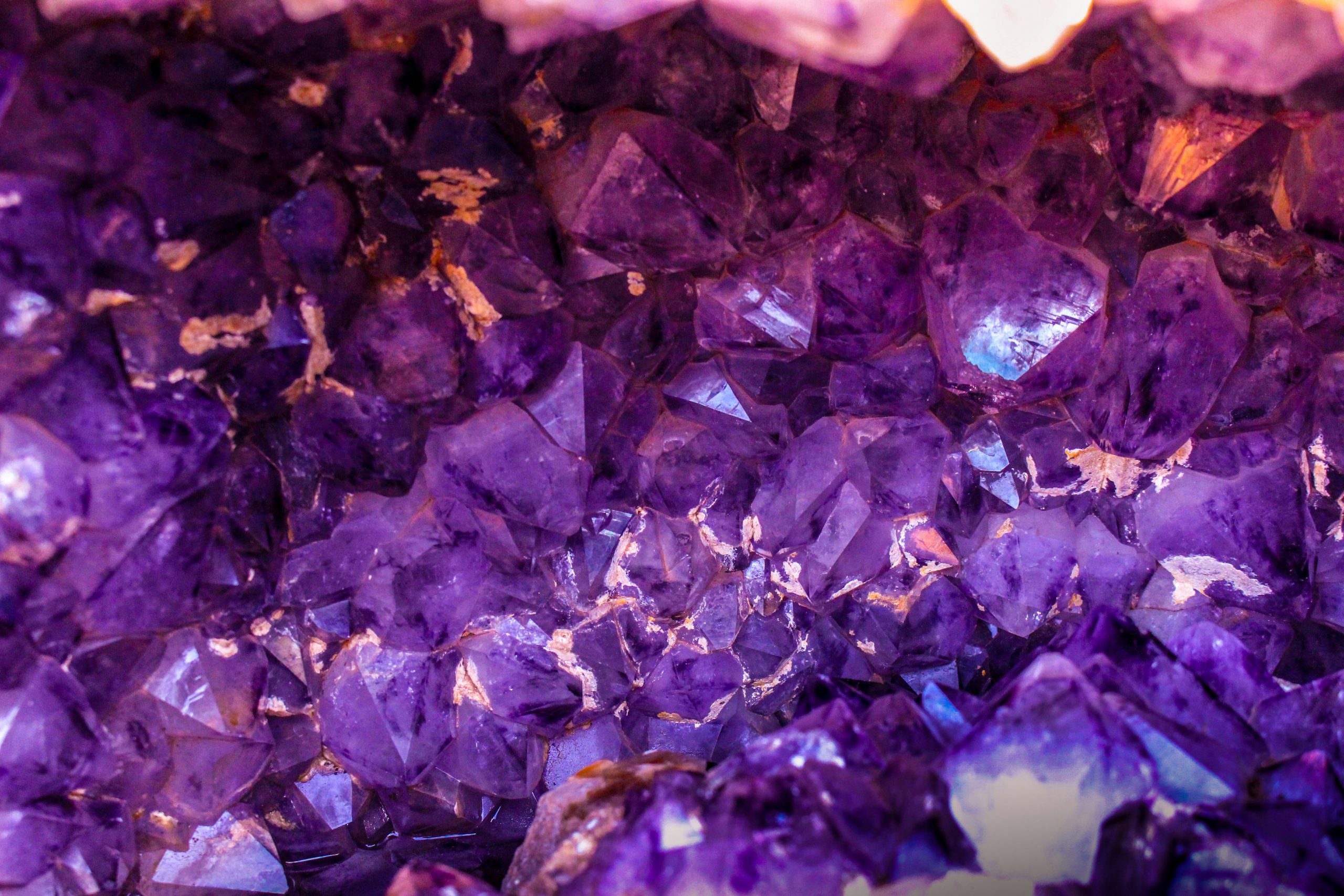 Das ganze Bild ist voller Amethyst, der in wunderschönem Lila erstrahlt.