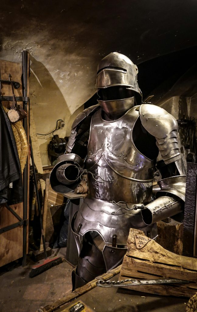 In einem Schlosskeller steht eine Ritterrüstung.