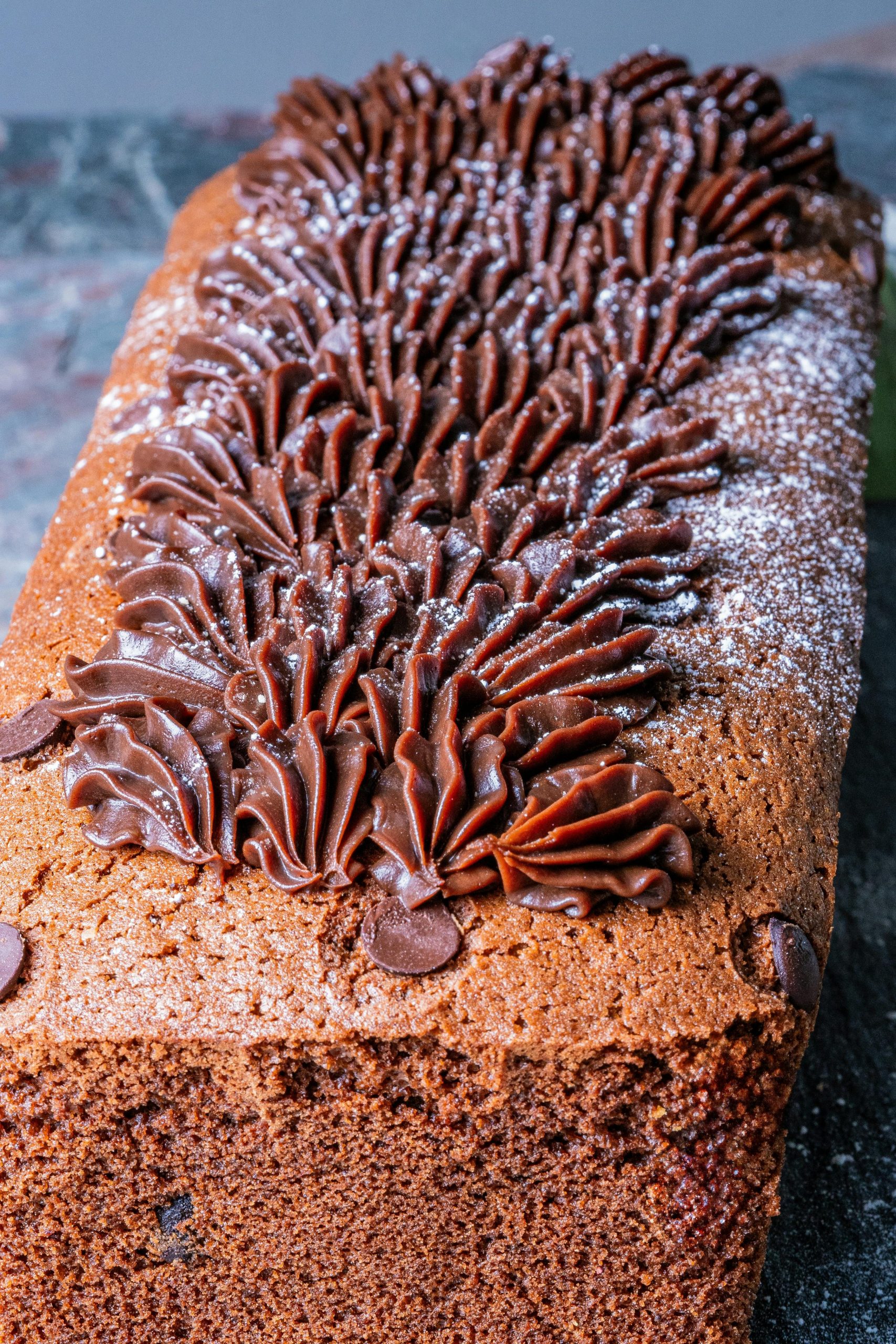 ein Schokoladenkuchen mit Creme zur Verzierung oben drauf