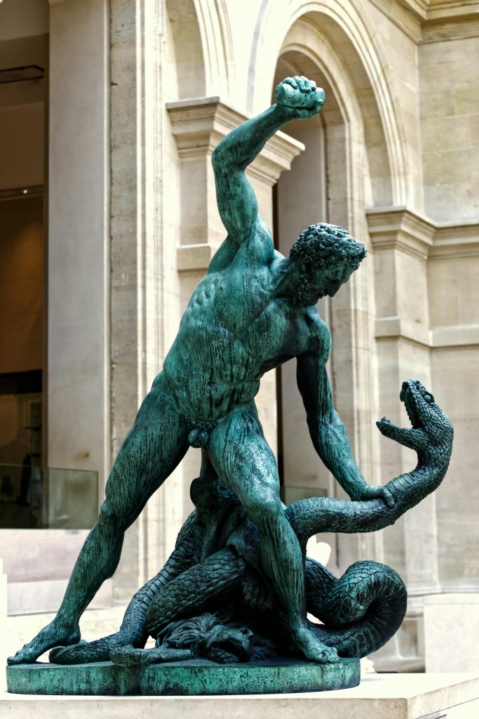 eine Statue von Hercules, der mit einem Stein eine Schlange bezwingt