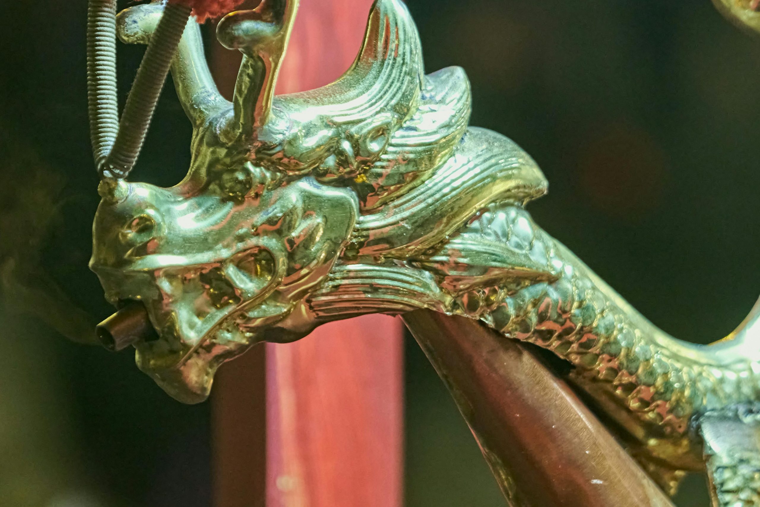 Der Kopf eines goldenen Drachen.